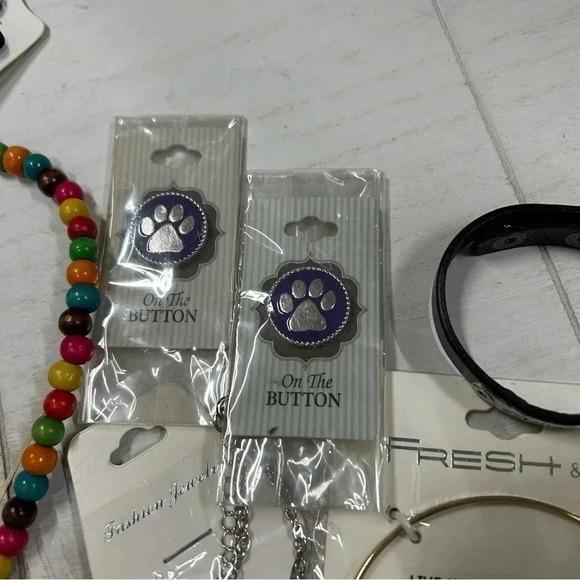 Lot of 23 pieces of Boutique Jewelry, necklaces, bracelets, charms, costume ring - Picture 12 of 13